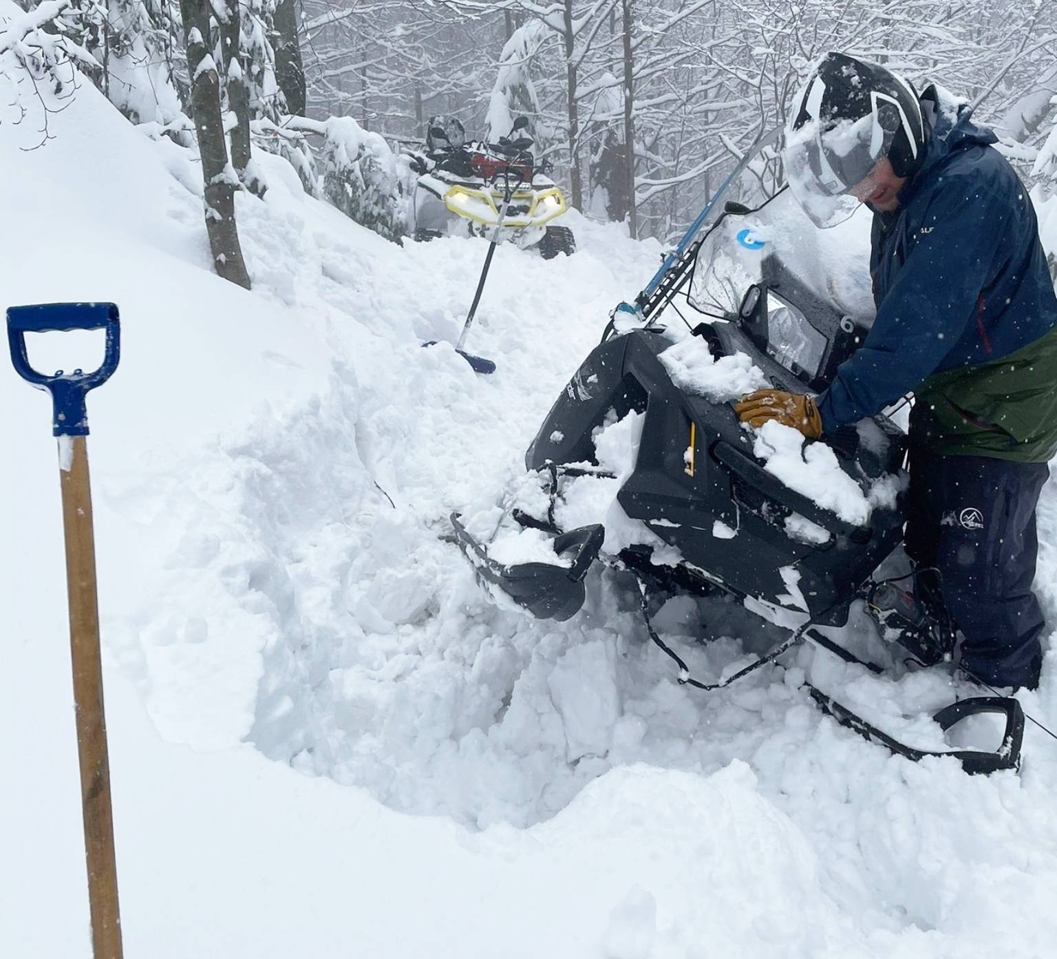 Na Babiej śnieg, wiatr i nieprzetarte szlaki. Goprowcy ostrzegają