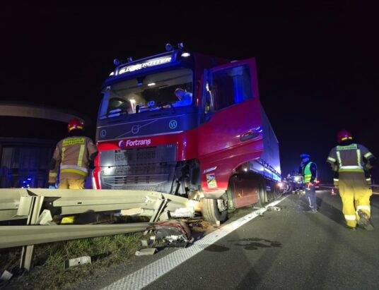 Ciężarówka zakleszczona w barierach. Potężne utrudnienia na S52