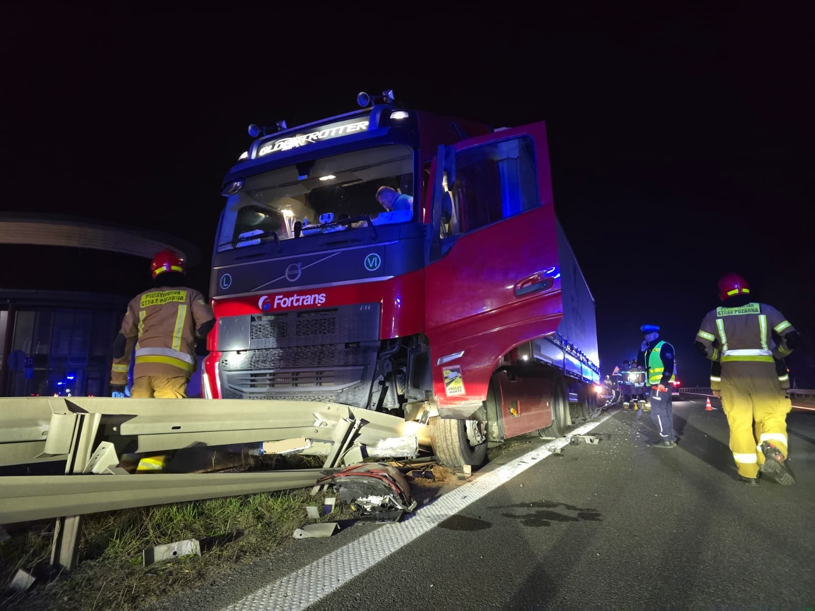 Ciężarówka zakleszczona w barierach. Potężne utrudnienia na S52
