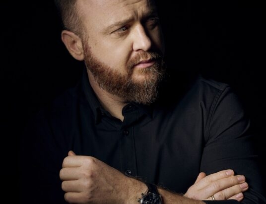 Wojciech Chmielarz nie tylko o kryminałach. Pisarz odwiedzi Cieszyn