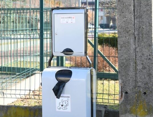 Nowe kosze na psie nieczystości w Zembrzycach | ZDJĘCIA