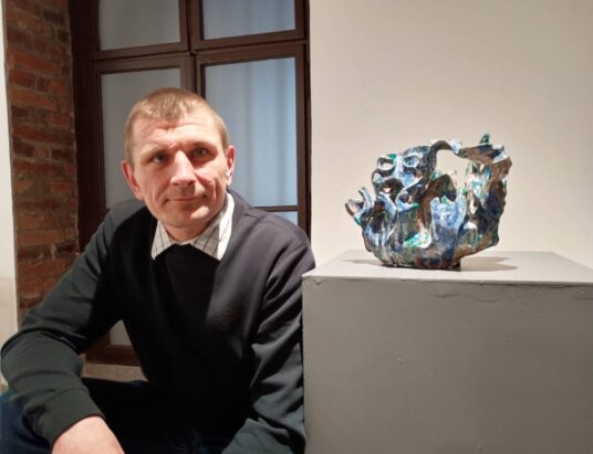 Podwodne stwory i… znoszone buty. Fantazyjna ceramika w bielskim ROK-u