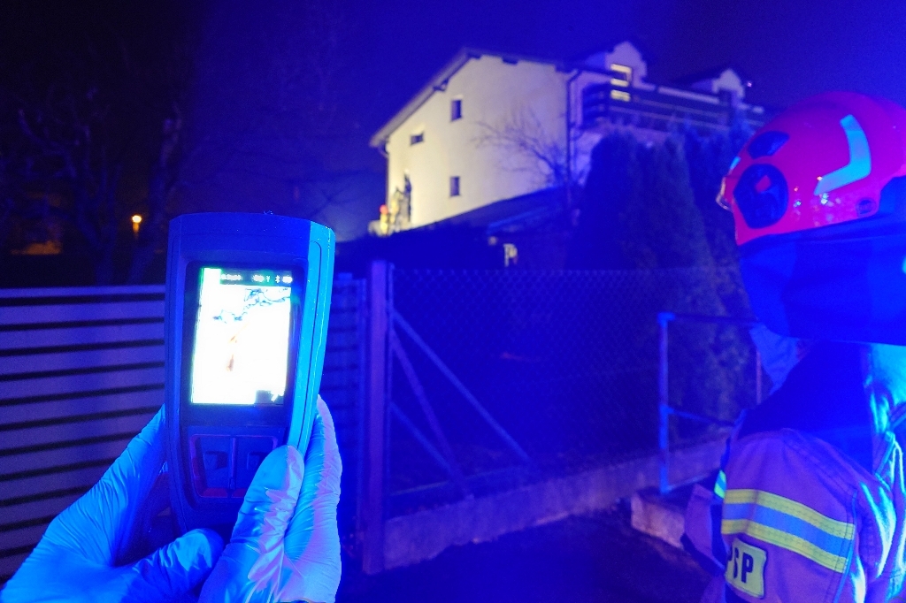 Z ostatniej chwili: Pożar elewacji budynku. Zapaliło się od kosza na śmieci? – foto