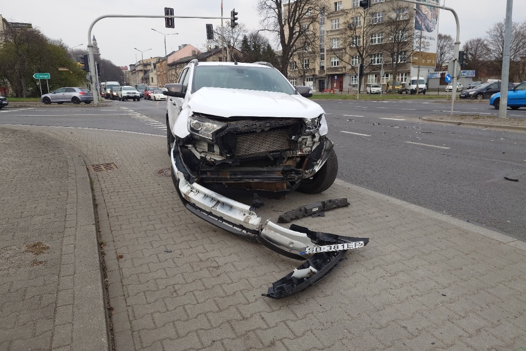 Z ostatniej chwili: Zderzenie aut na skrzyżowaniu. Obaj wjechali na zielonym? – foto