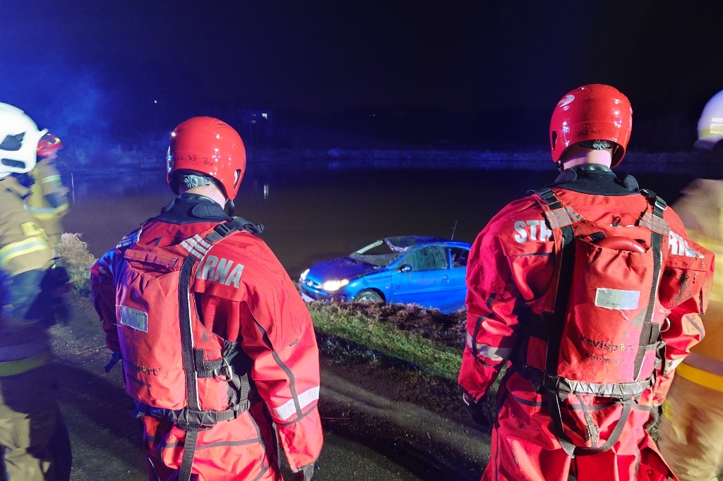 Z ostatniej chwili: Bestwina: Samochód wpadł do stawu i dachował! W aucie cztery osoby – foto