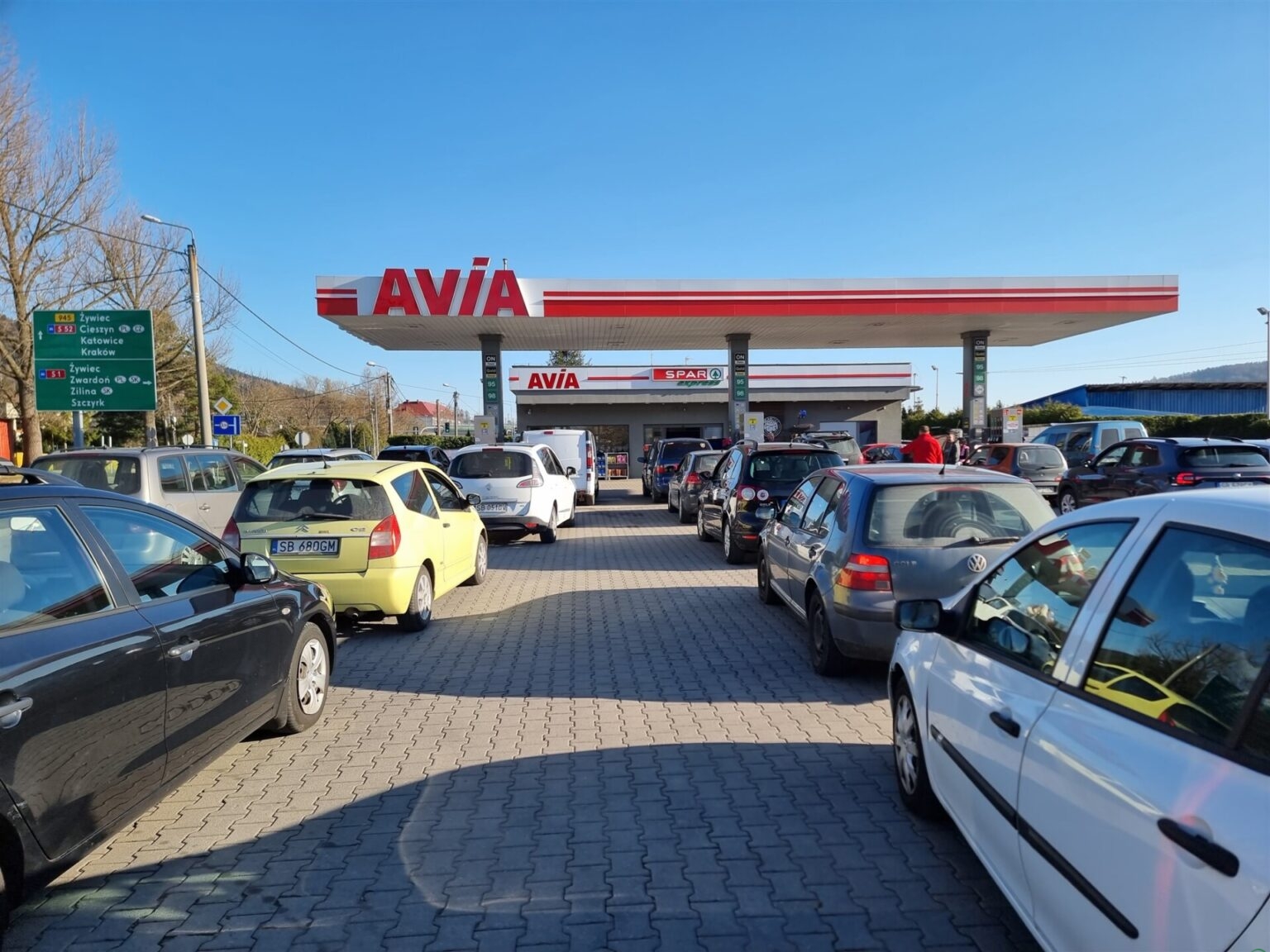 Tańsze paliwo na święta. Prezydent zgodził się na “pakiet CPN”