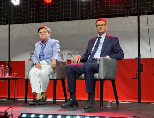 Spotkanie z byłymi premierami. Krytyka rządu, mocne hasła i przyśpiewki przy bębnie