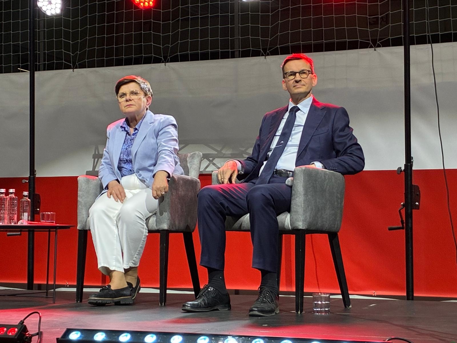 Spotkanie z byłymi premierami. Krytyka rządu, mocne hasła i przyśpiewki przy bębnie