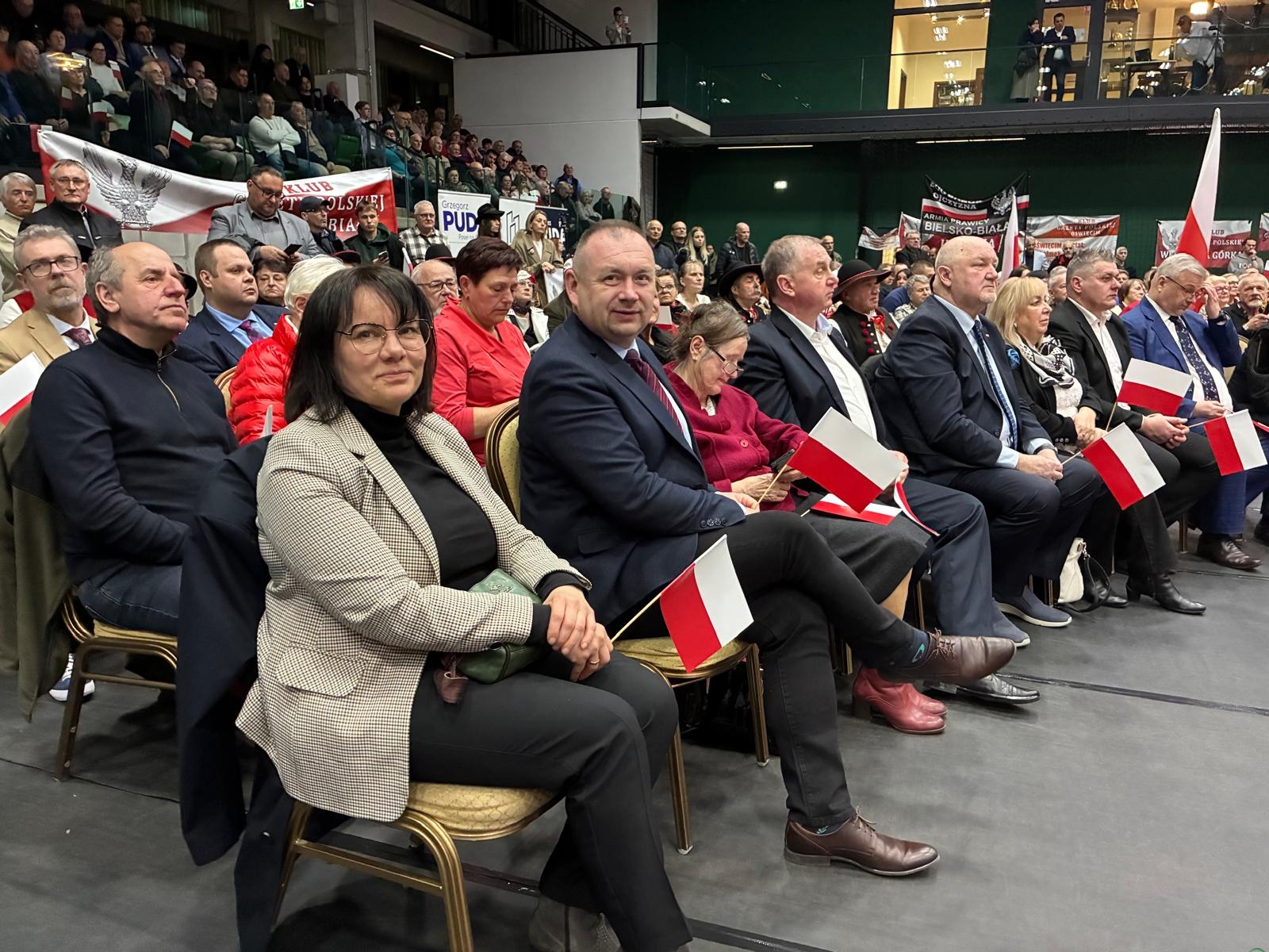 Spotkanie z byłymi premierami. Krytyka rządu, mocne hasła i przyśpiewki przy bębnie