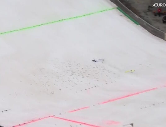 Fatalny upadek Tomasiaka w Vikersund