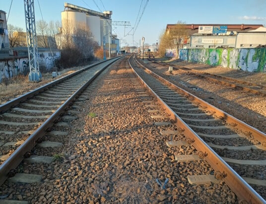 Czy pociągi stoją zbyt krótko? Matka z trójką dzieci wysiadła, najmłodsze zostało