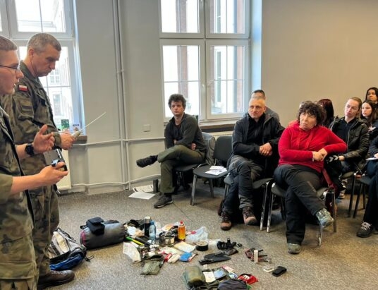 „Podstawowy kurs bezpieczeństwa” w Cieszynie. Pod okiem terytorialsów mieszkańcy ćwiczyli praktyczne umiejętności