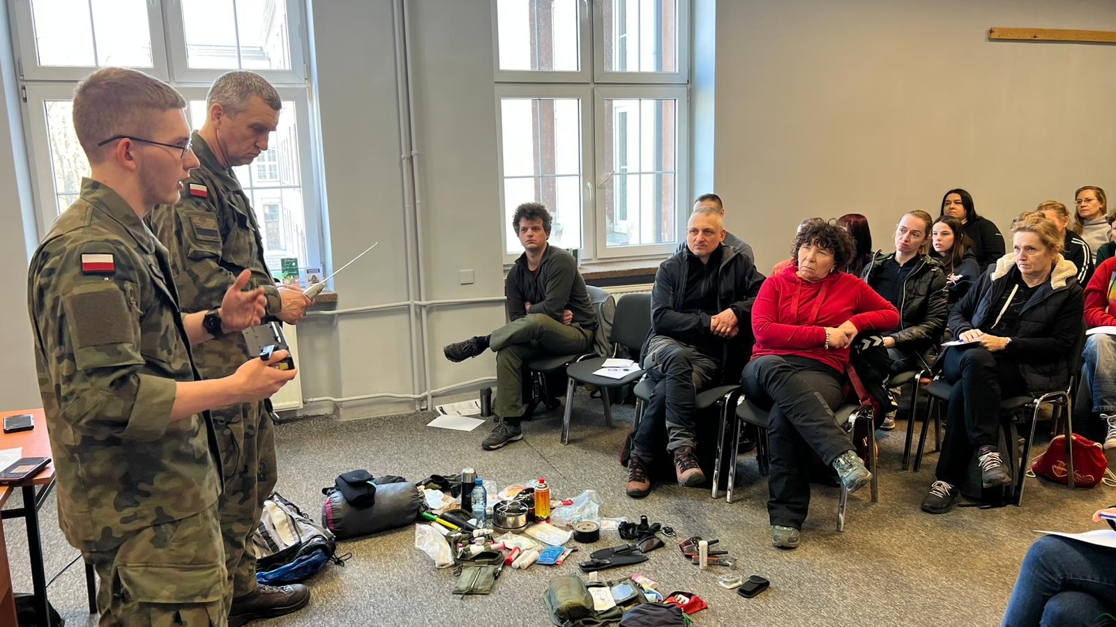 „Podstawowy kurs bezpieczeństwa” w Cieszynie. Pod okiem terytorialsów mieszkańcy ćwiczyli praktyczne umiejętności