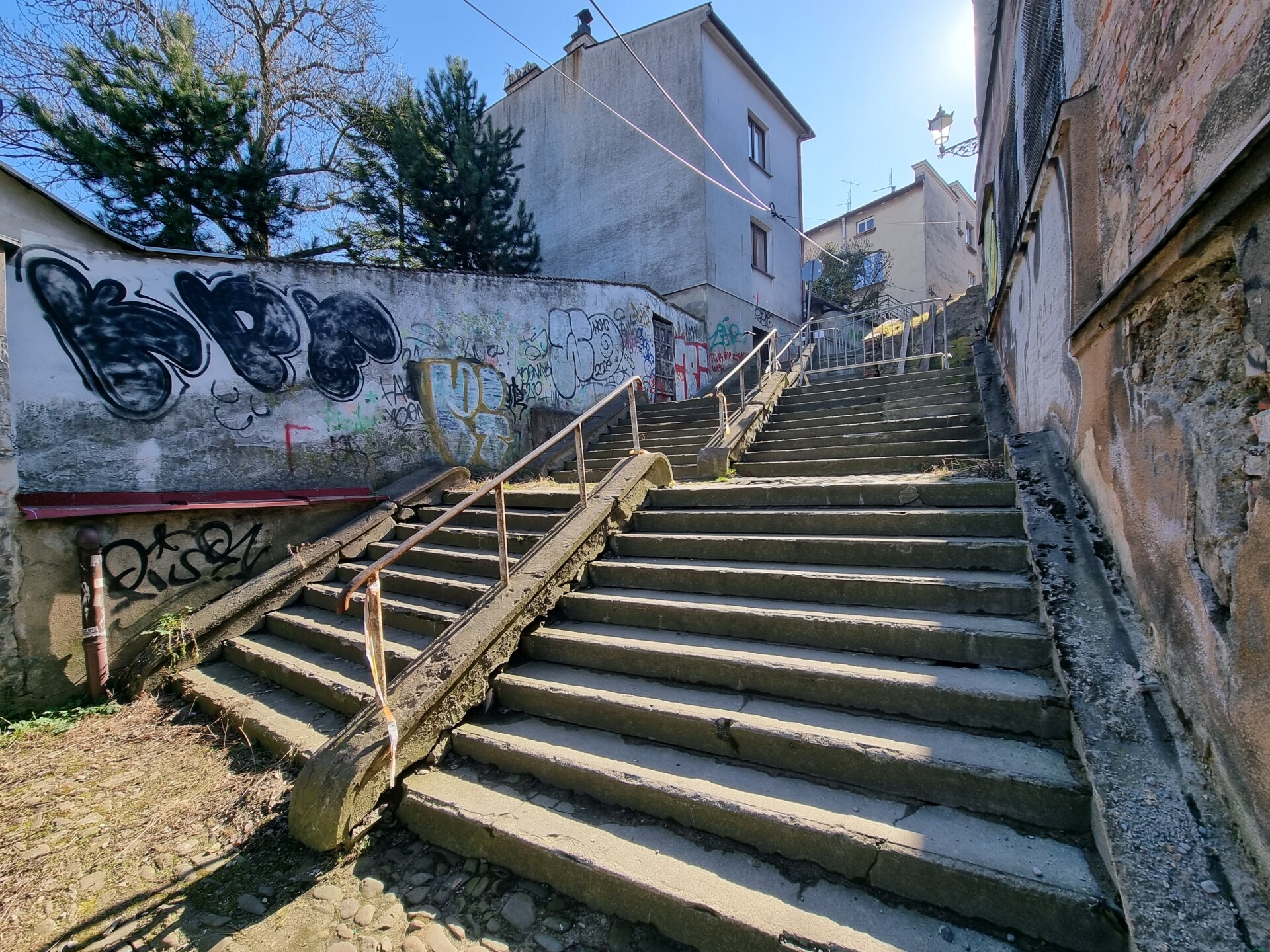 Wieloletni impas przy ul. Kluckiego w Cieszynie jeszcze potrwa. Schody, które prowadzą donikąd