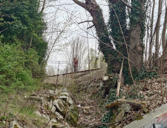 Selfie na torowisku! Pociąg nie zatrzyma się w miejscu…