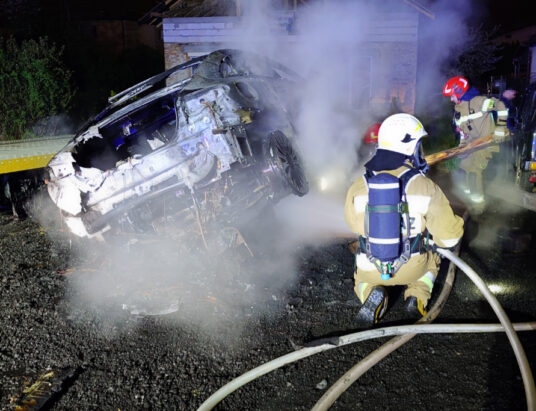 Słup ognia na parkingu. Spłonął samochód elektryczny | ZDJĘCIA