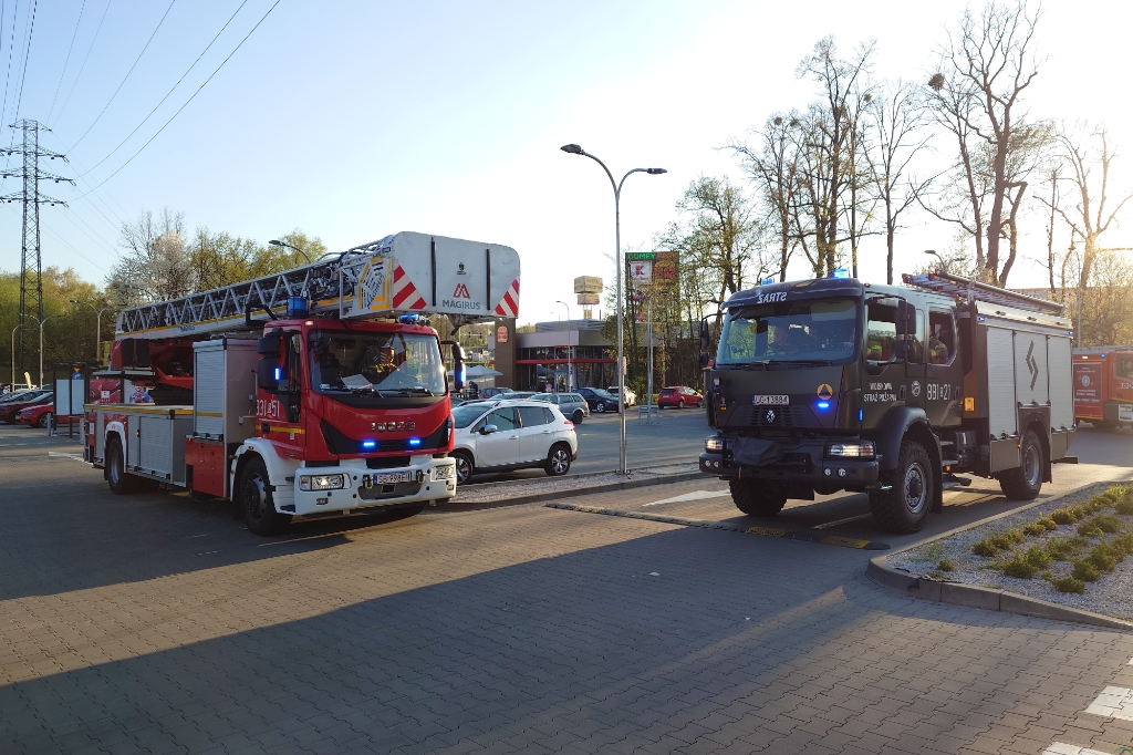 Skrzyżowanie z kamerami. Co zrobić, gdy nadjeżdża pojazd uprzywilejowany?