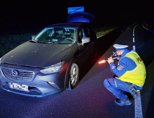 Rybarzowice: Nocna pułapka na nieoświetlonej drodze! Samochód uderzył w betonowe elementy | ZDJĘCIA