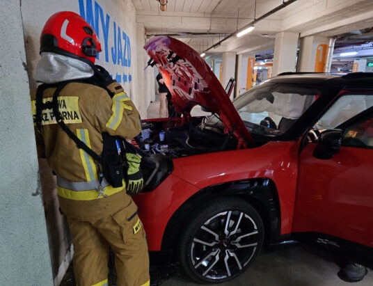 Z ostatniej chwili: Zgłoszenie z eCall. Samochód uderzył w ścianę podziemnego parkingu | ZDJĘCIA