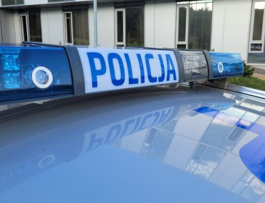 Pościg zakończony kolizją. Nietrzeźwy kierowca z zakazem zatrzymany przez policjantów
