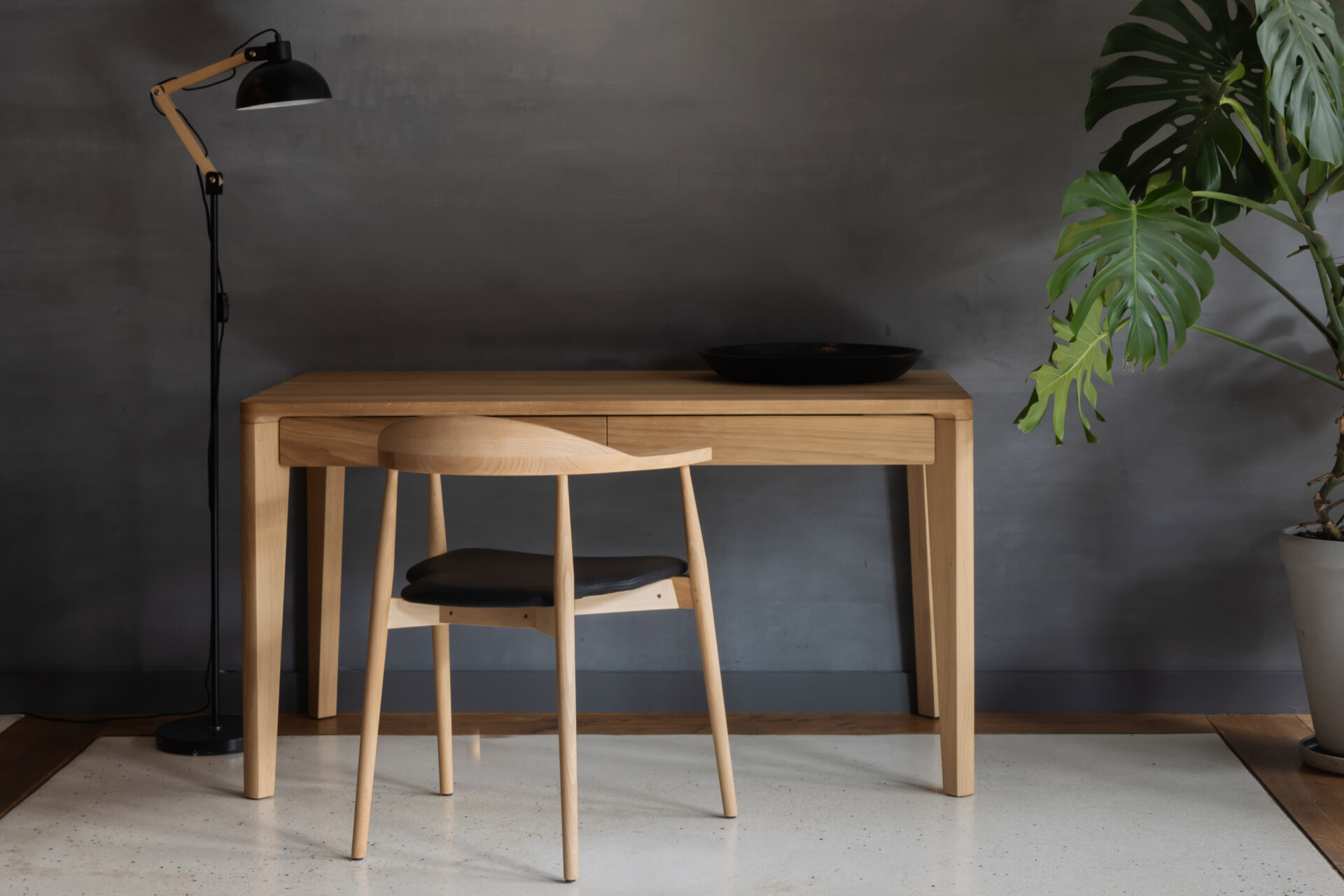 Biurka drewniane – przestrzeń pracy, która sprzyja koncentracji