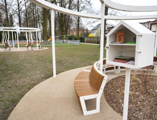 W parkach kieszonkowych napotkasz książki i… mruczka