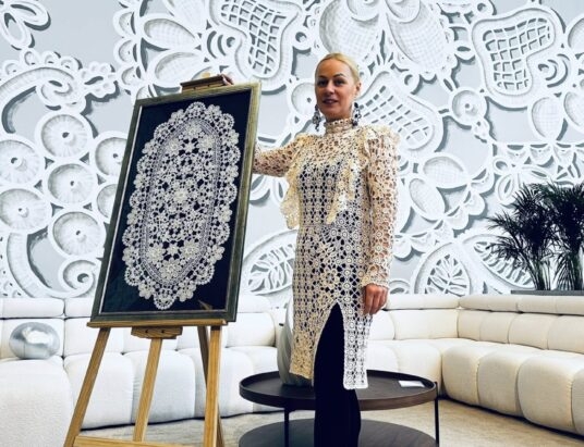 Koronka koniakowska na ścianach Warszawy. NeSpoon stworzyła mural inspirowany beskidzkim wzornictwem