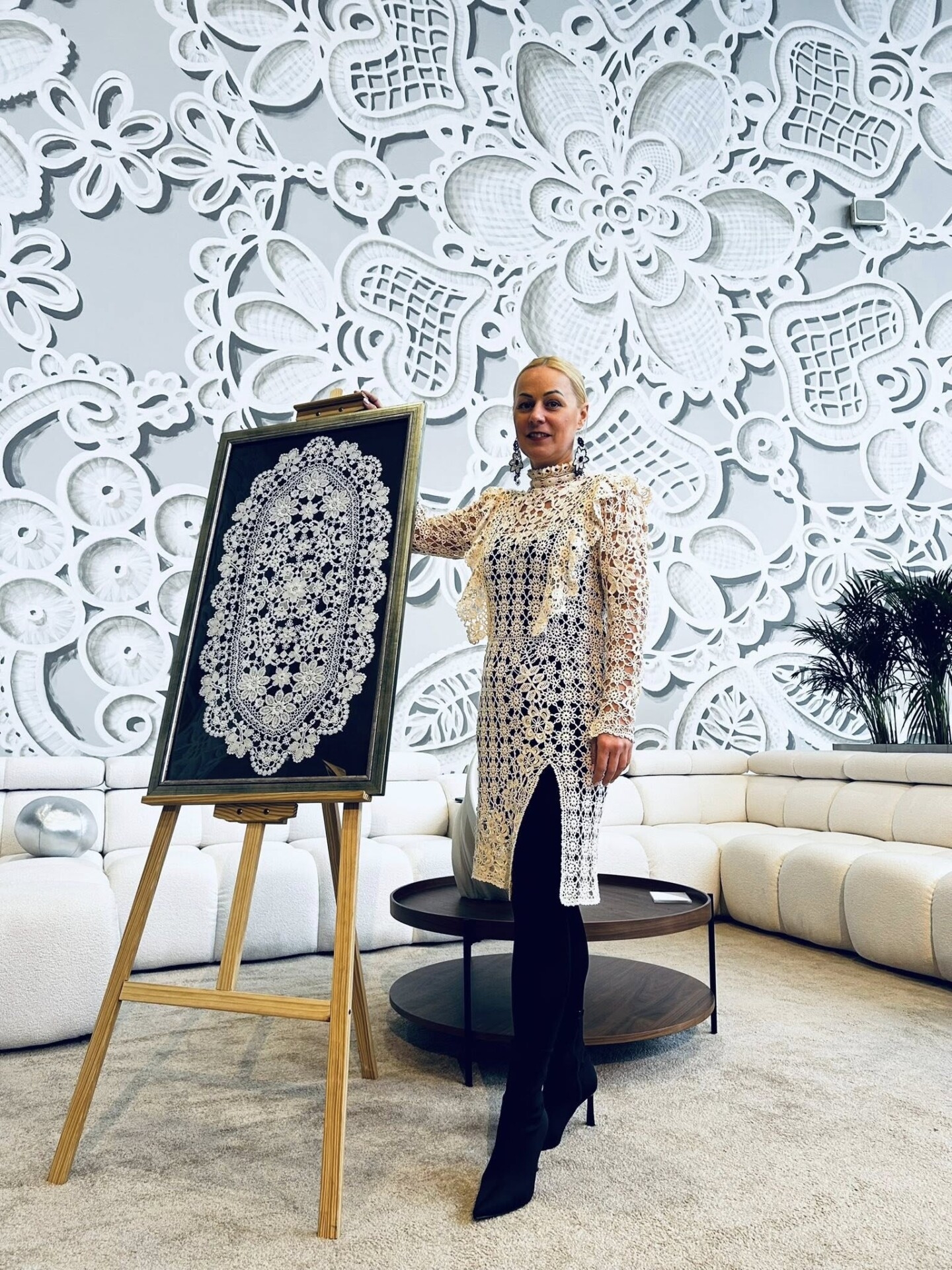 Koronka koniakowska na ścianach Warszawy. NeSpoon stworzyła mural inspirowany beskidzkim wzornictwem