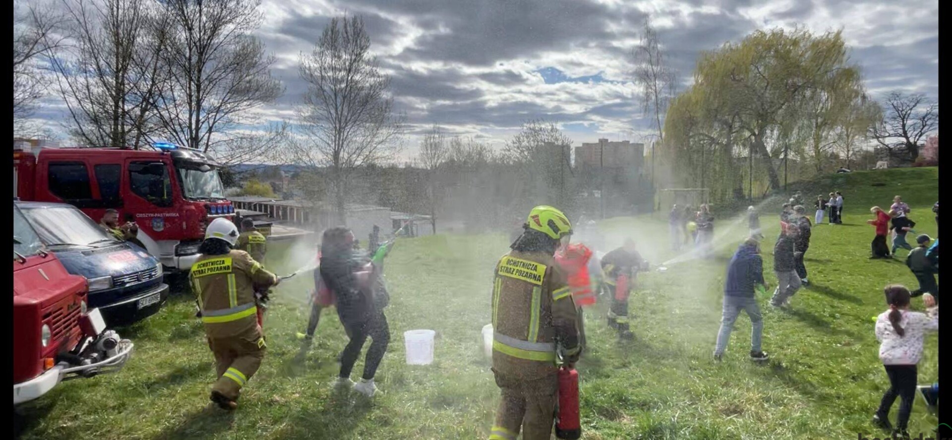 Cieszyn: Wielkie lanie na os. Piastowskim, czyli ponad tysiąc balonów z wodą w ruchu | WIDEO, ZDJĘCIA