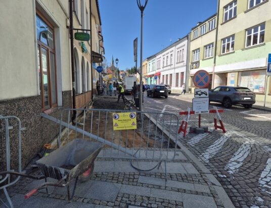 Chodniki w centrum Skoczowa do wymiany. Ruszyły prace na ul. Cieszyńskiej