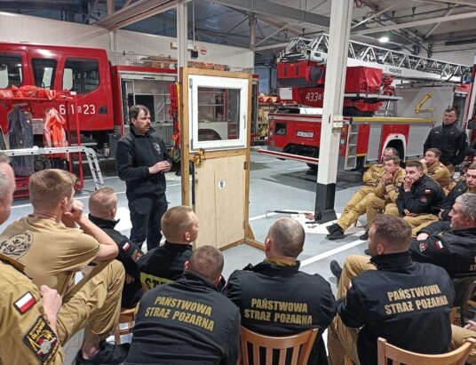 Jak bez klucza otworzyć drzwi bez uszkodzenia zamka? Cieszyńscy strażacy przeszli nietypowe szkolenie