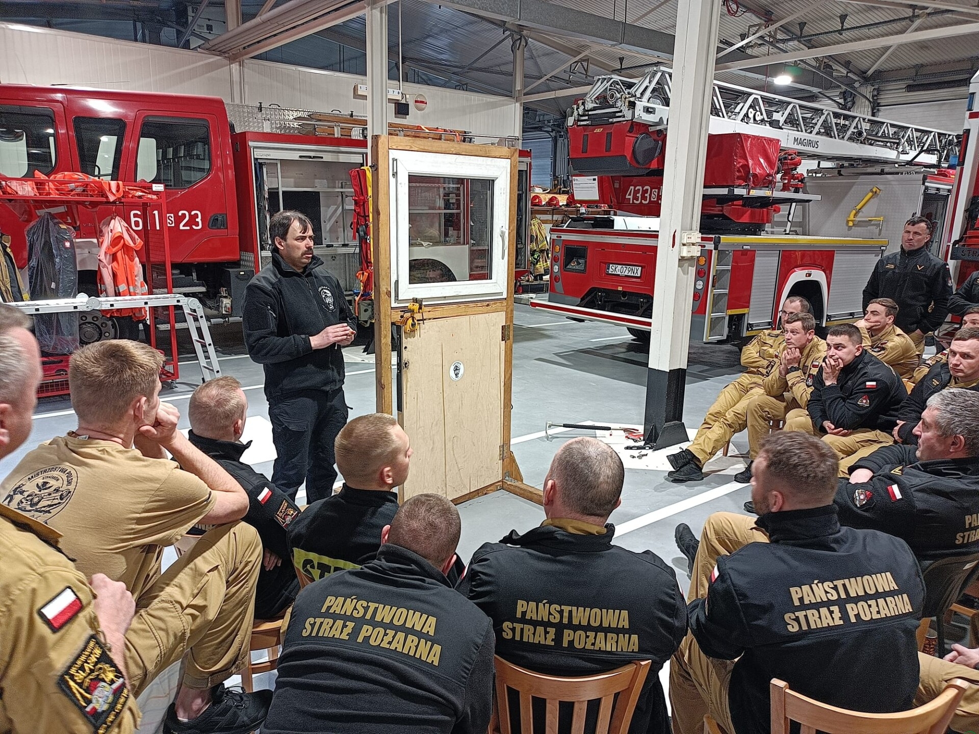 Jak bez klucza otworzyć drzwi bez uszkodzenia zamka? Cieszyńscy strażacy przeszli nietypowe szkolenie