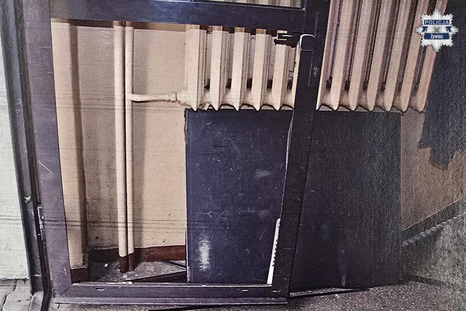 Młodzi wandale niszczyli drzwi na żywieckim osiedlu – ZDJĘCIA