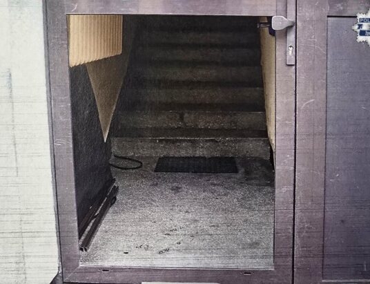 Młodzi wandale niszczyli drzwi na żywieckim osiedlu – ZDJĘCIA