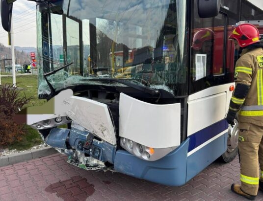 Volkswagen zderzył się z autobusem w Wiśle