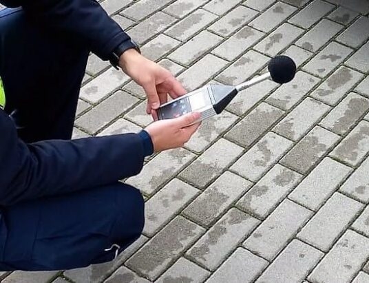 Wpadki kierowców z nazbyt głośnymi brykami