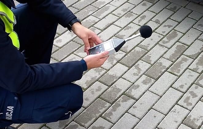 Wpadki kierowców z nazbyt głośnymi brykami