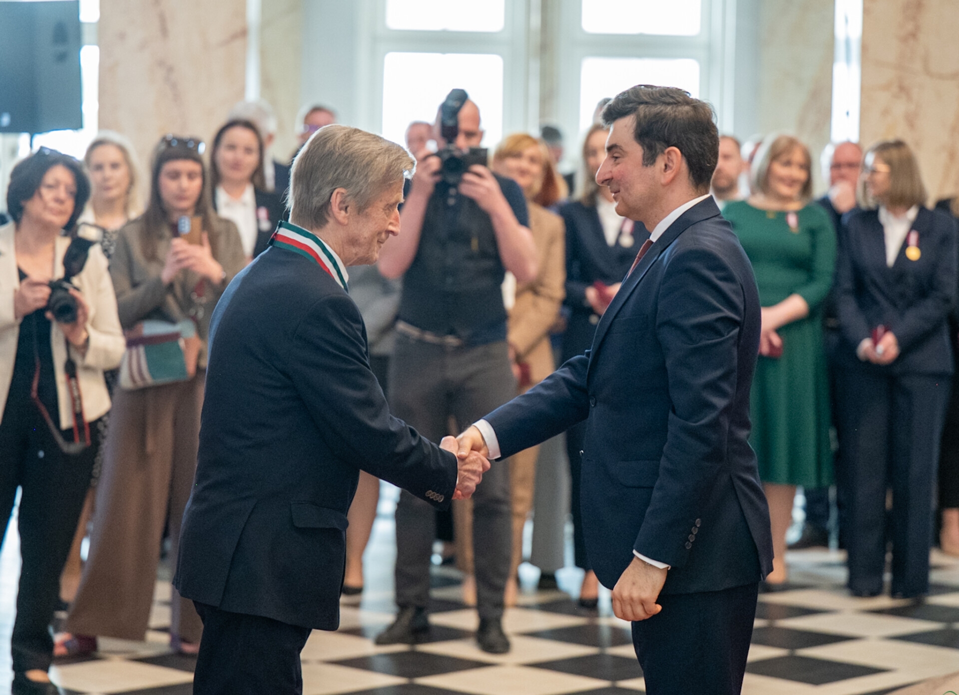 Wyjątkowy rusznikarz z Cieszyna wyróżniony. Jerzy Wałga z medalem „Gloria Artis”