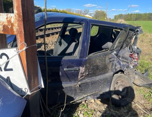 Mieszkaniec powiatu cieszyńskiego ukradł samochód, po czym utknął na torowisku | WIDEO