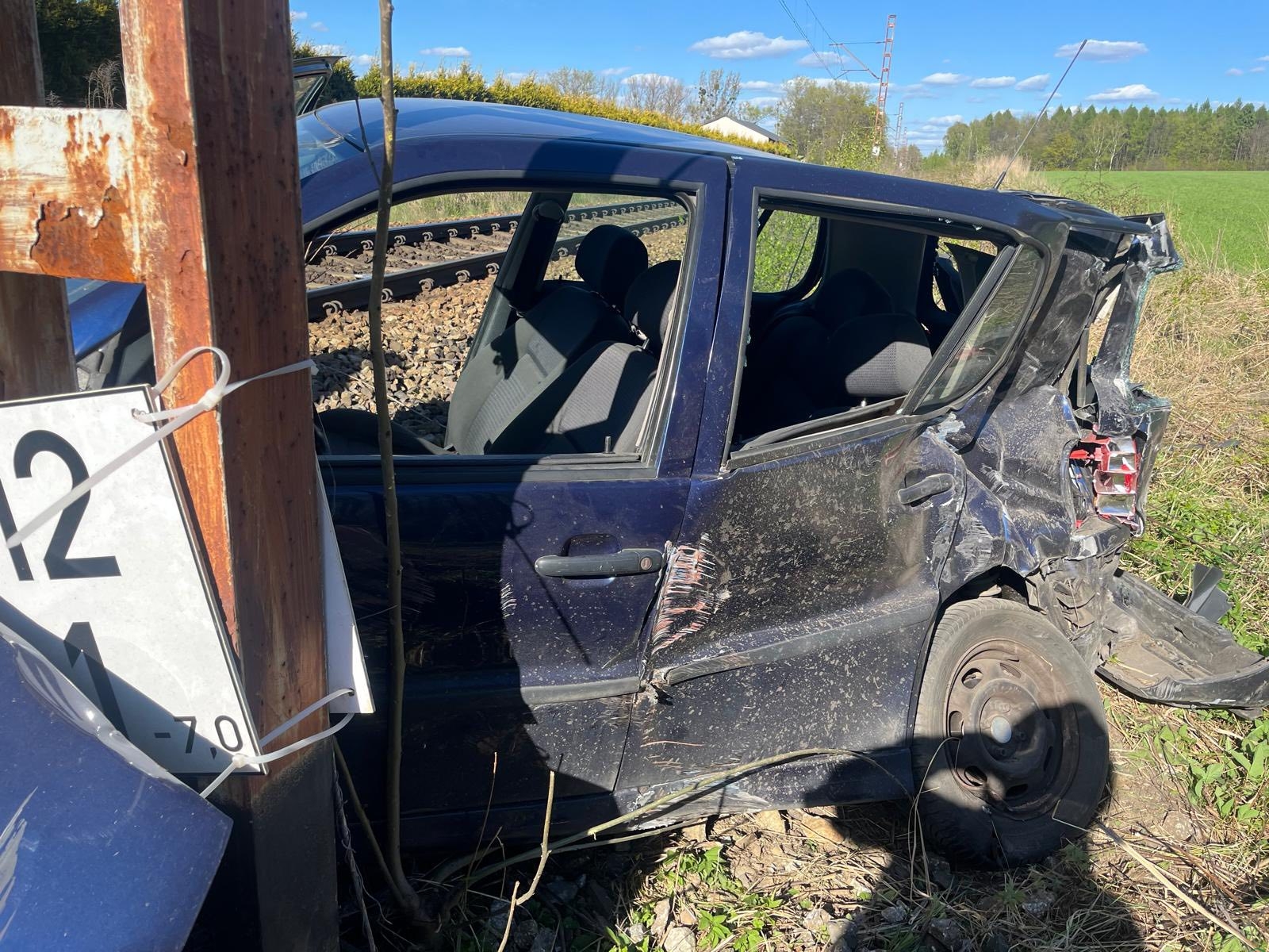 Łaziska Górne. Mieszkaniec powiatu cieszyńskiego ukradł samochód, po czym utknął na torowisku