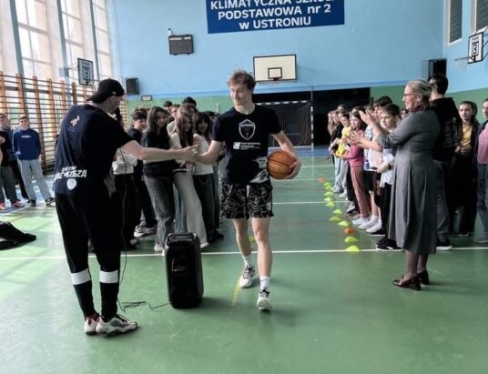 Koszykówka łączy pokolenia. Warsztaty i widowiskowe pokazy w Ustroniu