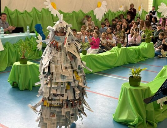 Ustroń: Śląska kurator oświaty i ekologiczny pokaz mody w SP nr 3