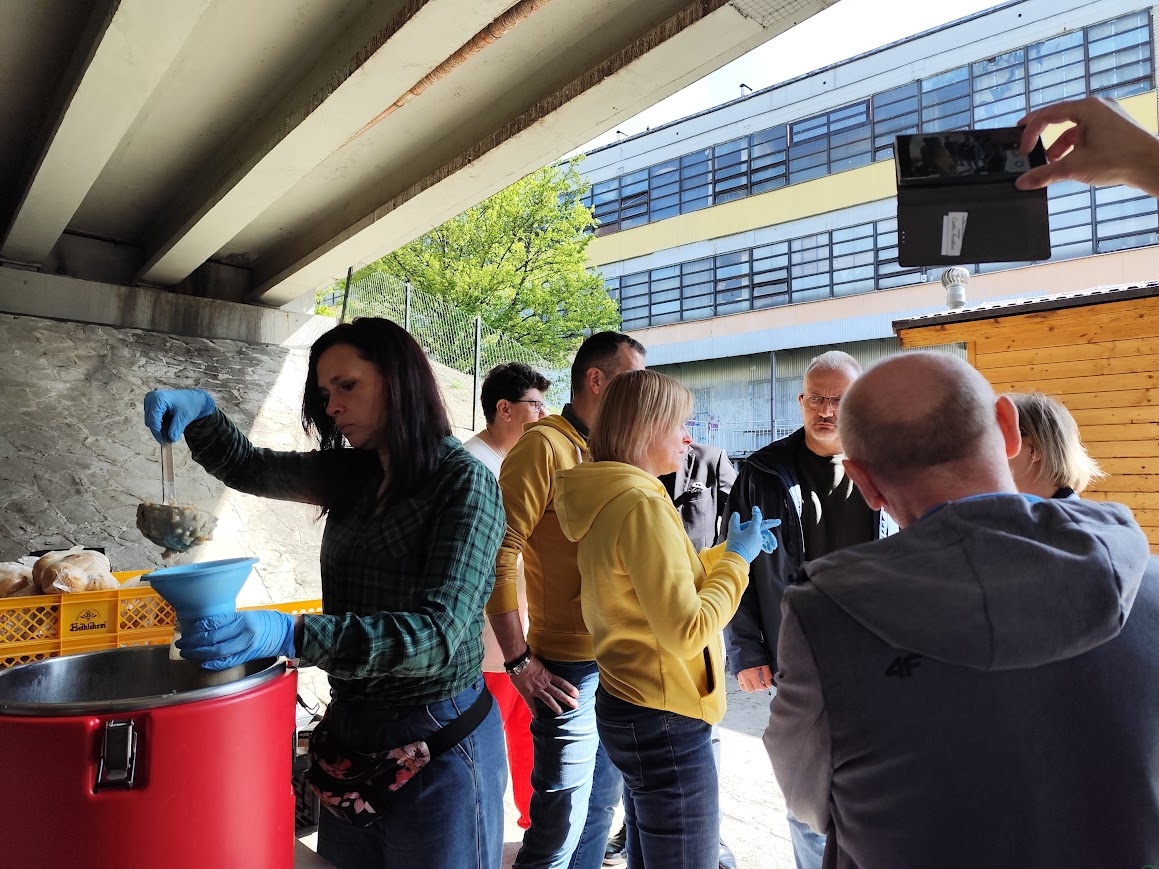 Wiceminister Adriana Porowska pod cieszyńskim wiaduktem. Sobota Fundacji „Najpierw Człowiek” inna niż wszystkie | WIDEO, ZDJĘCIA