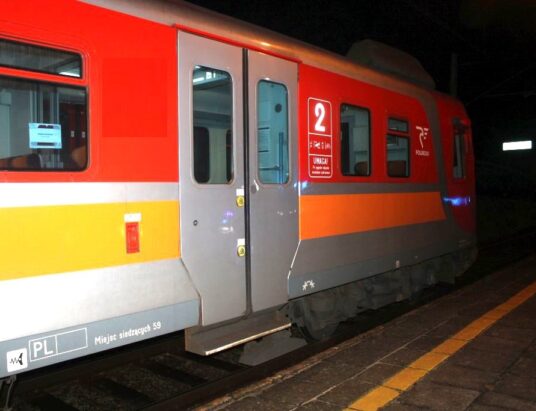 Dramat na stacji kolejowej. Potknął się na torach i został potrącony przez pociąg | ZDJĘCIA