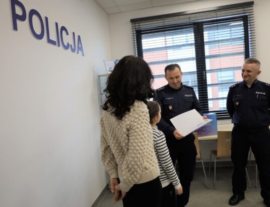 9-letnia bohaterka uratowała swojego dziadka. Teraz uroczyście podziękowali jej policjanci