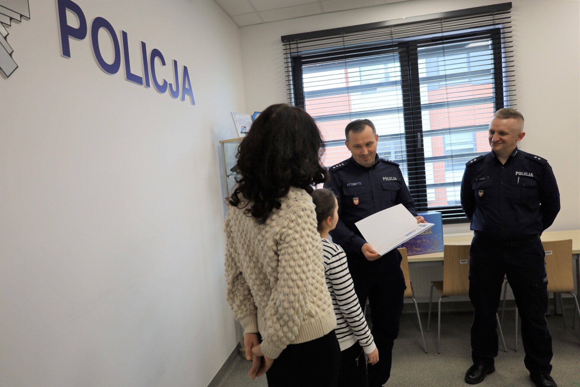 9-letnia bohaterka uratowała swojego dziadka. Teraz uroczyście podziękowali jej policjanci