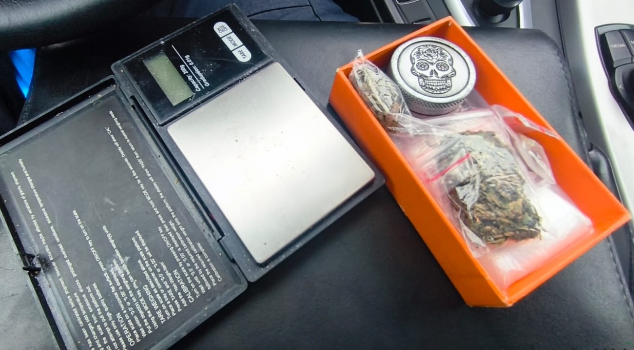 Kierowca podejrzany o jazdę pod wpływem narkotyków, a pasażer o ich posiadanie