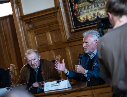 Michnik i Kwaśniewski w Cieszynie. Emocjonująca debata na 28. Kinie na Granicy | ZDJĘCIA