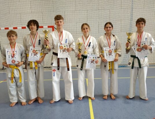 Cieszyńscy karatecy nie zwalniają tempa. Zdobyli siedem medali na mistrzostwach makroregionu