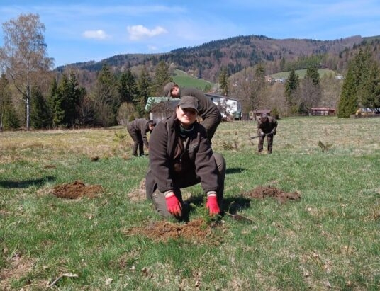Zamiast biurek – las. Leśnicy z Wisły uczcili Dzień Ziemi w terenie